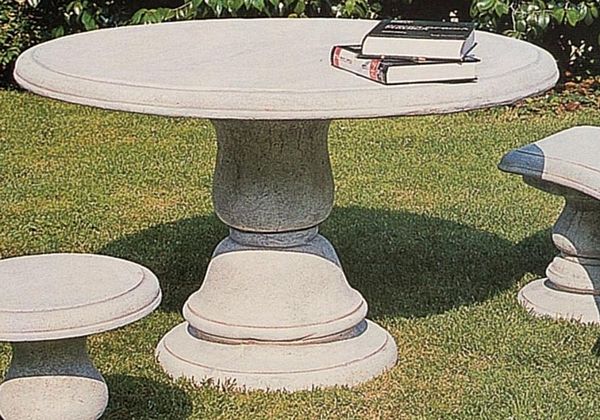 Tavoli in cemento bianco per arredo giardino