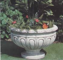 Vasi in cemento bianco per arredo giardino