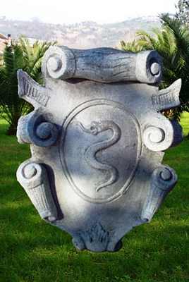 Stemma in Cemento Bianco con serpente TST12