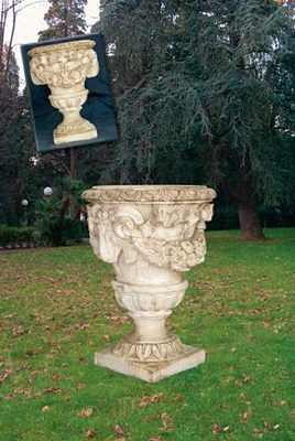 Vaso a Calice con Arieti Grande in Cemento Bianco Vs014A